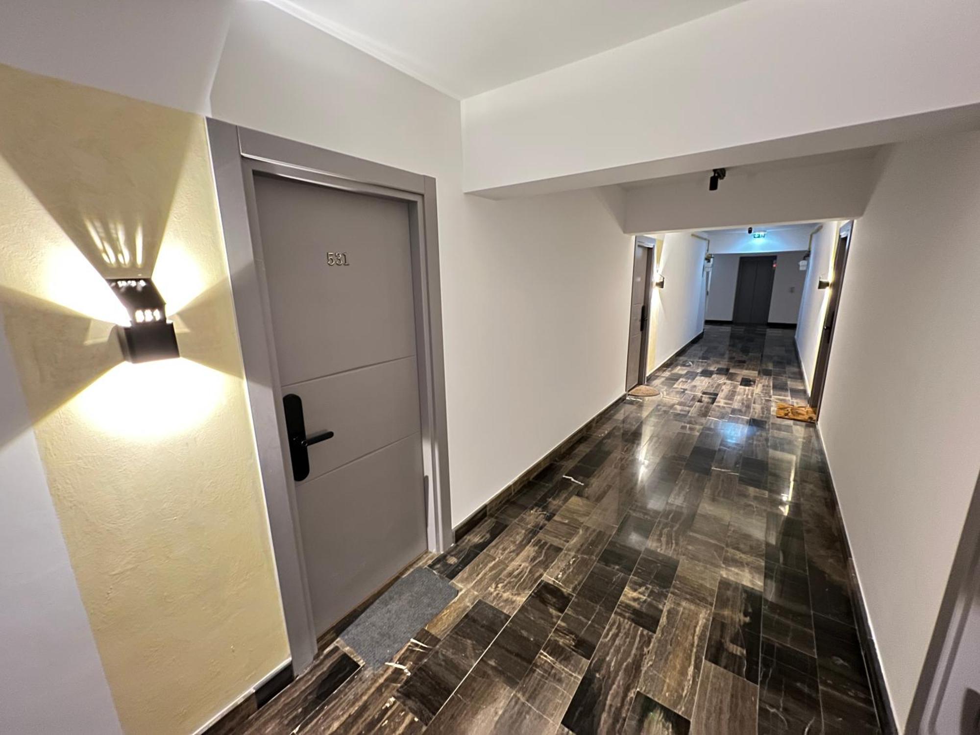 Airport Flyhub Chic Apartment Iasi Eksteriør billede