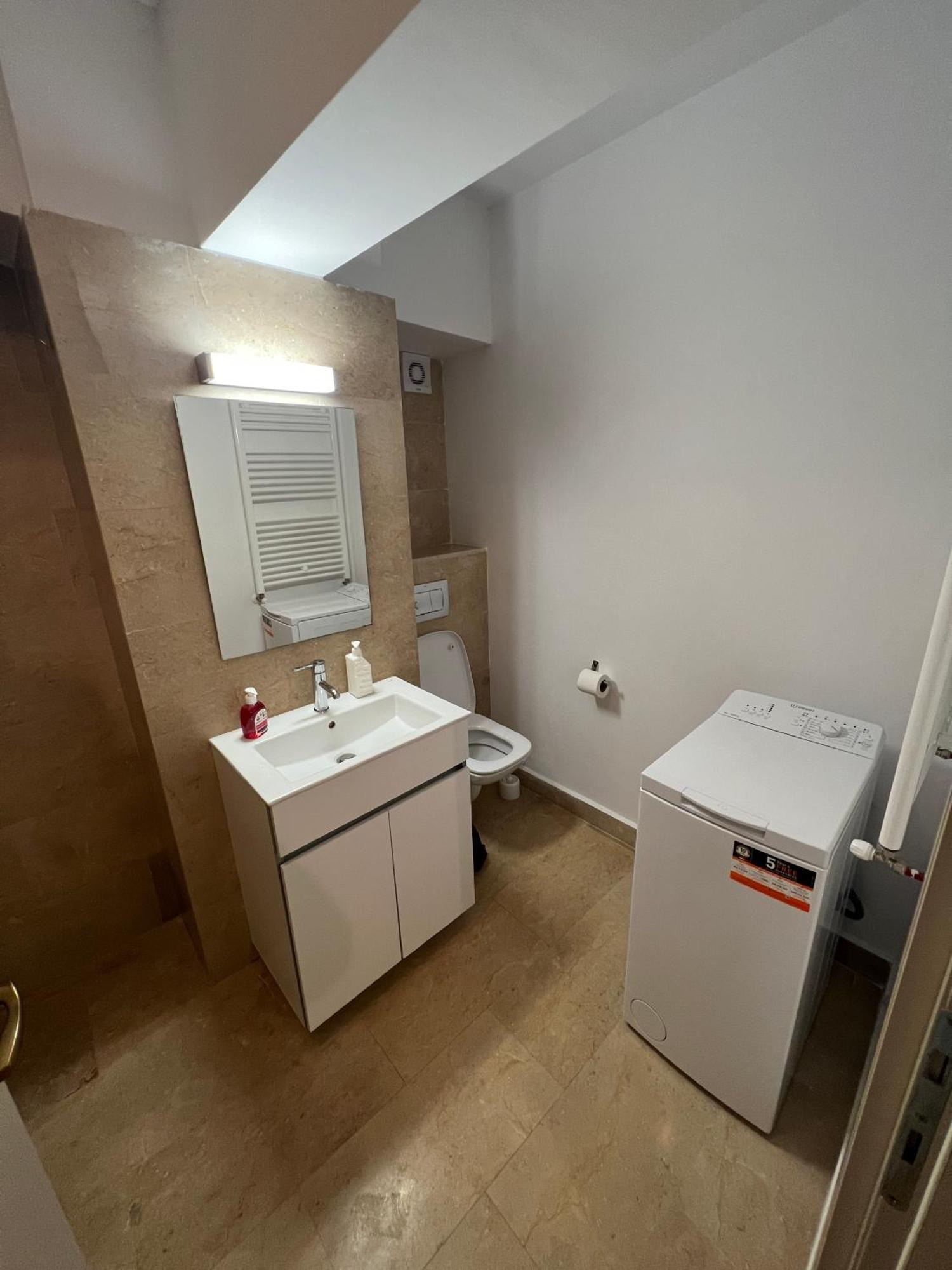 Airport Flyhub Chic Apartment Iasi Eksteriør billede